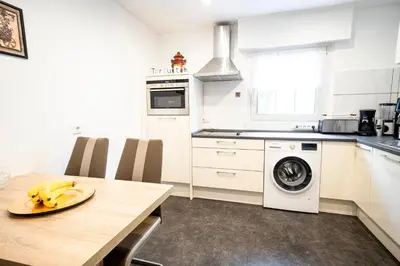 Küche/Küchenzeile in der Unterkunft TRUTH für 5 - King Size Betten, Kamin, Garten, XXL Couch, Smart-TV