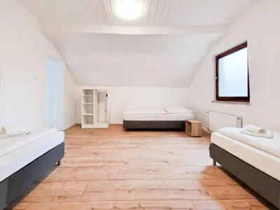 Ein Bett oder Betten in einem Zimmer der Unterkunft Tolstov Apartments - 4 Room Apartments - 30 Min Messe DUS