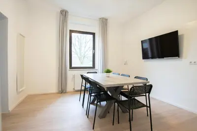 TV/Unterhaltungsangebot in der Unterkunft Tolstov Apartments - 4 Room Apartments - 30 Min Messe DUS