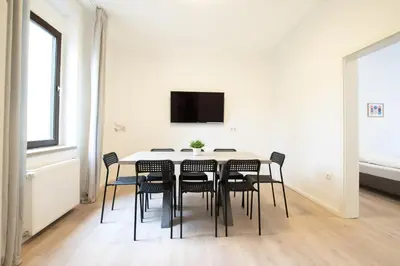 TV/Unterhaltungsangebot in der Unterkunft Tolstov Apartments - 4 Room Apartments - 30 Min Messe DUS