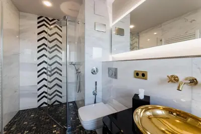 Ein Badezimmer in der Unterkunft Fourty Three Luxury Serviced Apartments