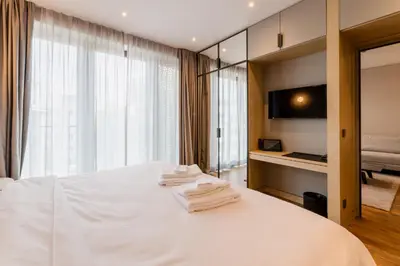 Ein Bett oder Betten in einem Zimmer der Unterkunft Fourty Three Luxury Serviced Apartments