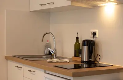 Küche/Küchenzeile in der Unterkunft JayBnB - Apartment direkt am Hafen mit Terrasse und UHD TV