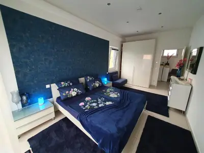 Ein Bett oder Betten in einem Zimmer der Unterkunft Phönixsee - Studio mit Küche, Bad und Dachterrasse