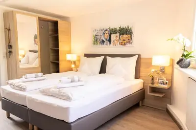 Ein Bett oder Betten in einem Zimmer der Unterkunft HeimatHerz Hotel Garni