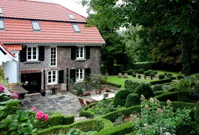 Ein Garten an der Unterkunft Landhaus in idyllischer, ruhiger Lage und Flughafennähe