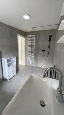 Ein Badezimmer in der Unterkunft OASE im grünen Hinterhof, EG, Ruhe, Terrasse, Carport, free PayTV, Kaffee&Tee, Fahrräder