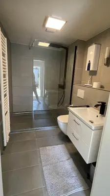 Ein Badezimmer in der Unterkunft OASE im grünen Hinterhof, EG, Ruhe, Terrasse, Carport, free PayTV, Kaffee&Tee, Fahrräder