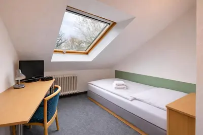Ein Bett oder Betten in einem Zimmer der Unterkunft Silvio-Gesell-Tagungsstätte