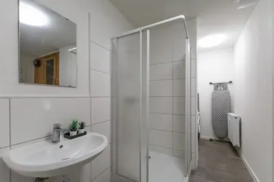 Ein Badezimmer in der Unterkunft T&K Apartments - 1 to 4 Room Apartments - 20min to TradeFair Messe Airport Düsseldorf