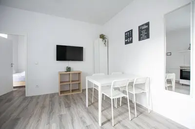 TV/Unterhaltungsangebot in der Unterkunft T&K Apartments - 1 to 4 Room Apartments - 20min to TradeFair Messe Airport Düsseldorf