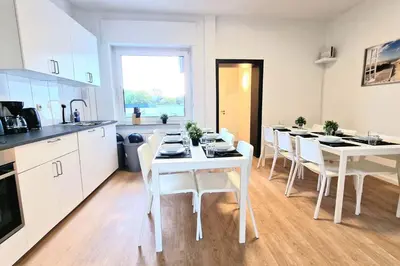 Küche/Küchenzeile in der Unterkunft Modern 6-Bedroom Apartment with Rooftop Terrace, free Wi-Fi and Parking- MND01