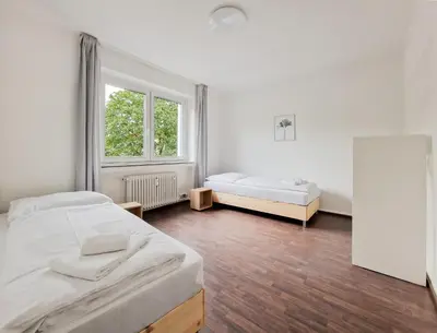 Ein Bett oder Betten in einem Zimmer der Unterkunft Tolstov Apartments - 1 or 3 Room Apartments - 30 Min Messe DUS
