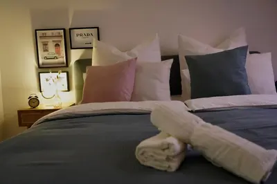 Ein Bett oder Betten in einem Zimmer der Unterkunft Luxuriöse Maisonette Wohnung im Szenenviertel