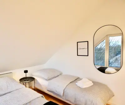 Ein Bett oder Betten in einem Zimmer der Unterkunft BEECH APARTMENT: MAISONETTE + FREE PARKING + NETFLIX