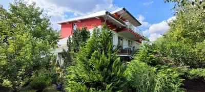 Ein Garten an der Unterkunft Helle Wohnung mit Balkon 120qm, 4Zimmer