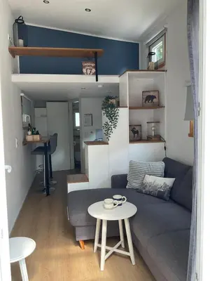 Ein Sitzbereich in der Unterkunft Tiny House Ruhr im PIER9 Tiny House Hotel