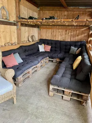Ein Sitzbereich in der Unterkunft Tiny House Wupper im PIER9 Tiny House Hotel
