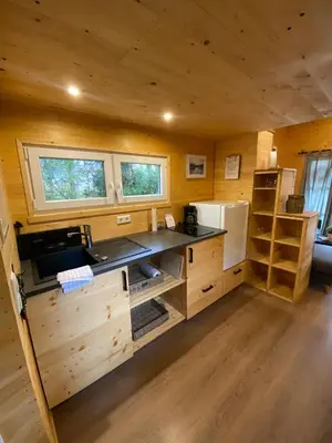 Küche/Küchenzeile in der Unterkunft Tiny House Wupper im PIER9 Tiny House Hotel
