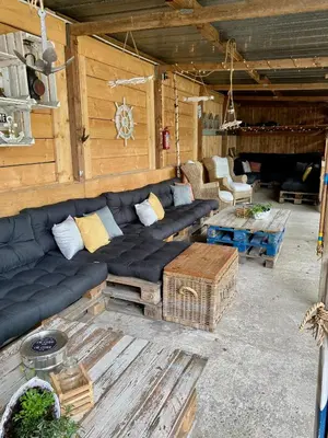 Ein Sitzbereich in der Unterkunft Tiny House Werse im PIER9 Tiny House Hotel