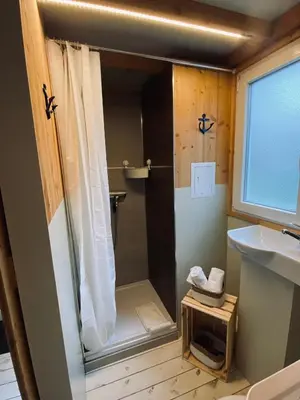 Ein Badezimmer in der Unterkunft Tiny House Werse im PIER9 Tiny House Hotel