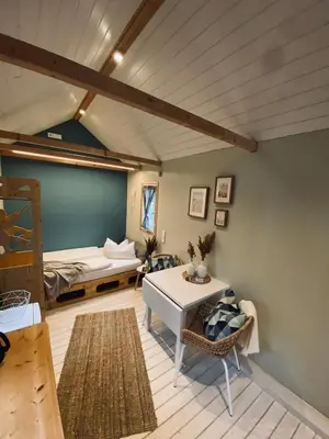 Ein Bett oder Betten in einem Zimmer der Unterkunft Tiny House Werse im PIER9 Tiny House Hotel