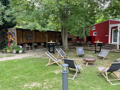 Ein Garten an der Unterkunft Tiny House Ems im PIER9 Tiny House Hotel