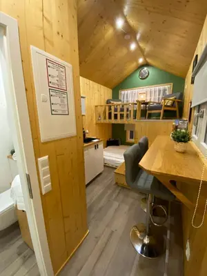 Ein Sitzbereich in der Unterkunft Tiny House Ahse im PIER9 Tiny House Hotel