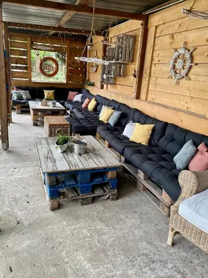 Ein Sitzbereich in der Unterkunft Tiny House Ahse im PIER9 Tiny House Hotel