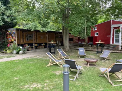 Ein Garten an der Unterkunft Tiny House Ahse im PIER9 Tiny House Hotel