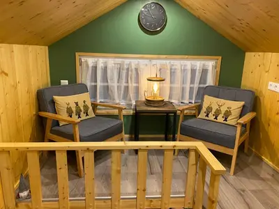 Ein Sitzbereich in der Unterkunft Tiny House Ahse im PIER9 Tiny House Hotel