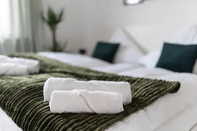 Ein Bett oder Betten in einem Zimmer der Unterkunft Apart63-Modern-3Room I Smart TV I Free Parking I Free WiFi