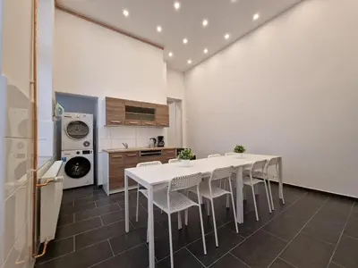 Küche/Küchenzeile in der Unterkunft Tolstov Apartments - 300m2 Loft with 7 Rooms - 15 Min Messe DUS & Old Town DUS