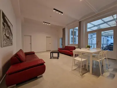 Ein Sitzbereich in der Unterkunft Tolstov Apartments - 300m2 Loft with 7 Rooms - 15 Min Messe DUS & Old Town DUS