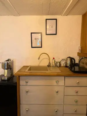 Küche/Küchenzeile in der Unterkunft Art Boutique Budget Apartment im Hinterhof Menden Altstadt mit Klimaanlage