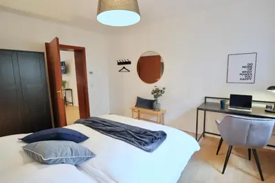 Ein Bett oder Betten in einem Zimmer der Unterkunft SAPPHIRE APARTMENT: FREE PARKING + NETFLIX + BATHTUB