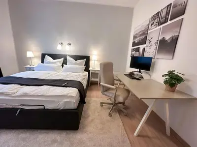Ein Bett oder Betten in einem Zimmer der Unterkunft Modern City apt. -with 2 TV, Netflix and work desk
