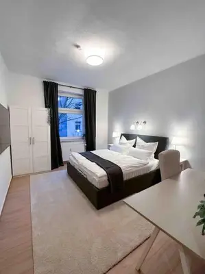 Ein Bett oder Betten in einem Zimmer der Unterkunft Modern City apt. -with 2 TV, Netflix and work desk