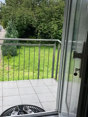 Ein Balkon oder eine Terrasse in der Unterkunft Toll Apartment mit privatem Eingang free Parking Slbst Check-in 30 Zone ruhig keine Ferienwohnung