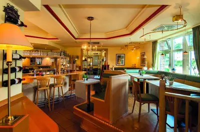 Ein Restaurant oder anderes Speiselokal in der Unterkunft Akzent Hotel-Restaurant Albert
