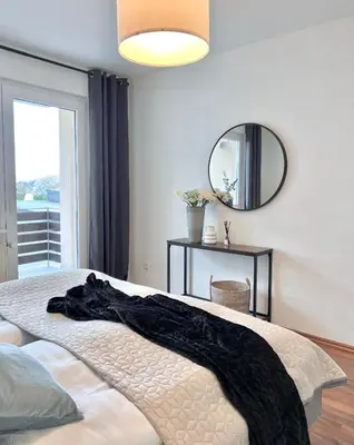 Ein Bett oder Betten in einem Zimmer der Unterkunft SABE APARTMENT: BALCONY + FREE PARKING + NETFLIX
