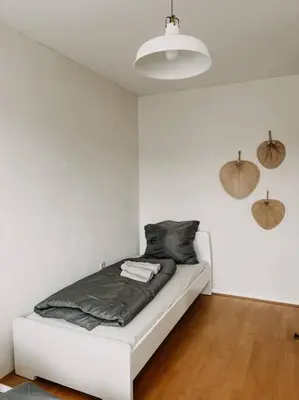 Ein Bett oder Betten in einem Zimmer der Unterkunft Ruhig, zentral, Messe nah! BE3L