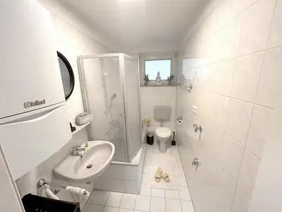 Ein Badezimmer in der Unterkunft VAZ Apartments Haus Langerfeld für Monteure, TV, WLAN, Küche, nahe 3M und EDE