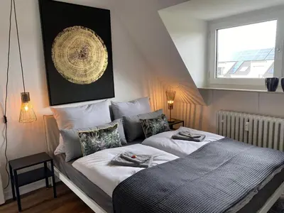 Ein Bett oder Betten in einem Zimmer der Unterkunft Apartment 1 - Modernes Dachgeschoss-Studio in Duisburg Meiderich, 4,7 km Hbf, U-Bahn 250m, Flughafen Düsseldorf 28 km, Landschaftspark 2,9 km