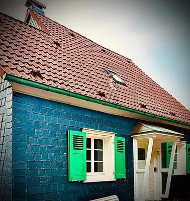 Das Gebäude in dem sich das Ferienhaus befindet