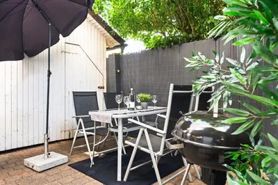 Ein Garten an der Unterkunft MOLA Apartments-Ferienwohnung für 5 Personen-separater Eingang-Gratis Parkplatz-Terrasse-Grill-Highspeed WLAN-auch für Langzeit geeignet